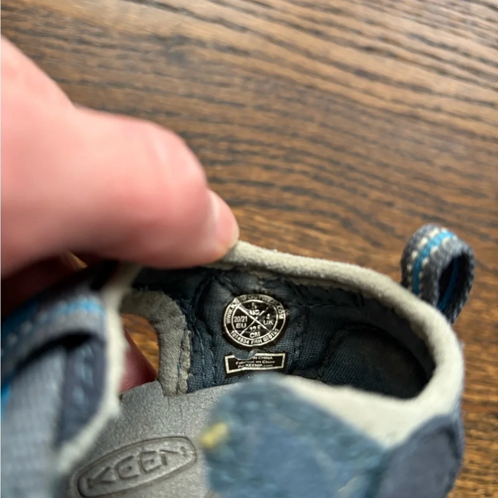 Keen Water/Hiking Shoes in Blue and Gray. Size 5.
